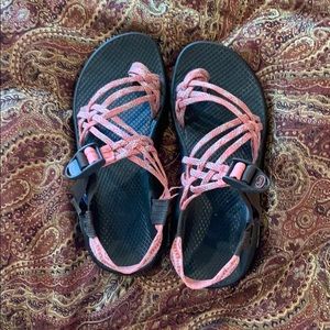 women’s salmon and brown 3 strap chacos🌺